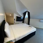 New Garden Airport & Restaurant 3*