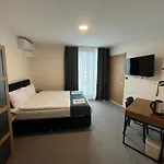 New Garden Airport & Restaurant מלון 3*
