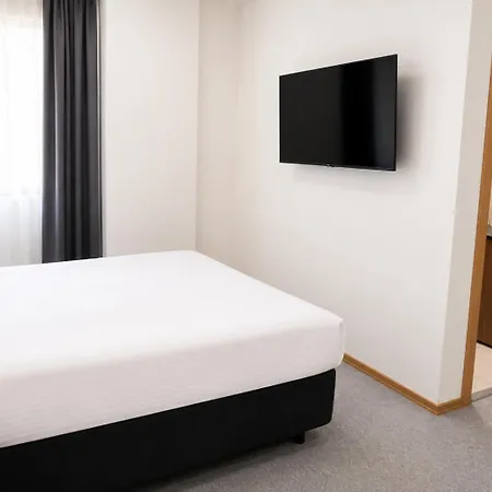 New Garden Airport & Restaurant 3*
