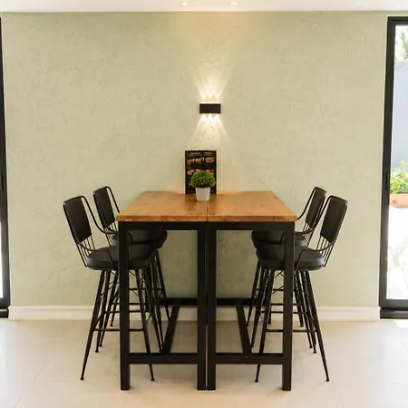 מלון New Airport & Restaurant 3*